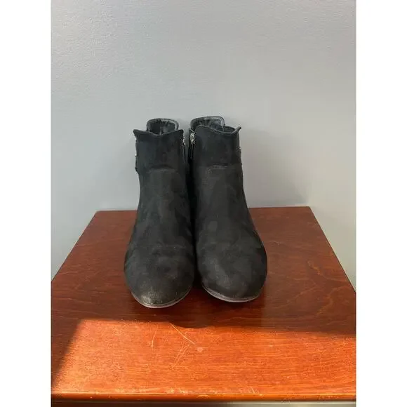 Cloud walkers by Avenue Black Faux Suede ankle booties with zipper - Picture 1 of 10